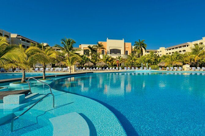 Montego Bay Airport Private Transfers to any Montego Bay Hotels - The Ride: Air-Conditioned Comfort and Local Help En Route