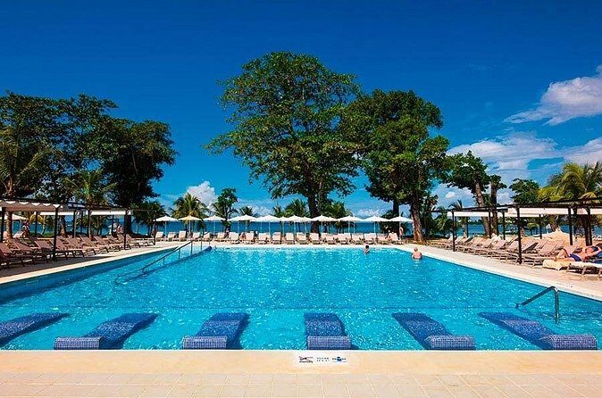 Riu Palace Montego Bay Private Airport Transfer - Vehicle sizes and luggage: the hidden value for real groups